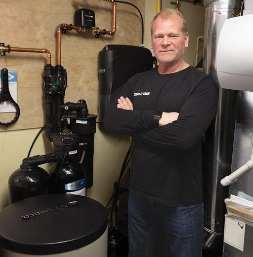 Mike Holmes with his 买足球app推荐 water treatment system